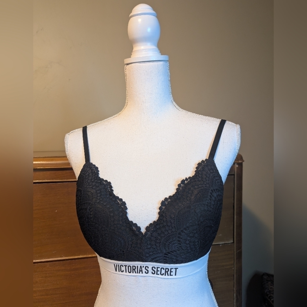 VICTORIA'S SECRET Bralette Wireless Lightly Lined Black Lace Bra 32D